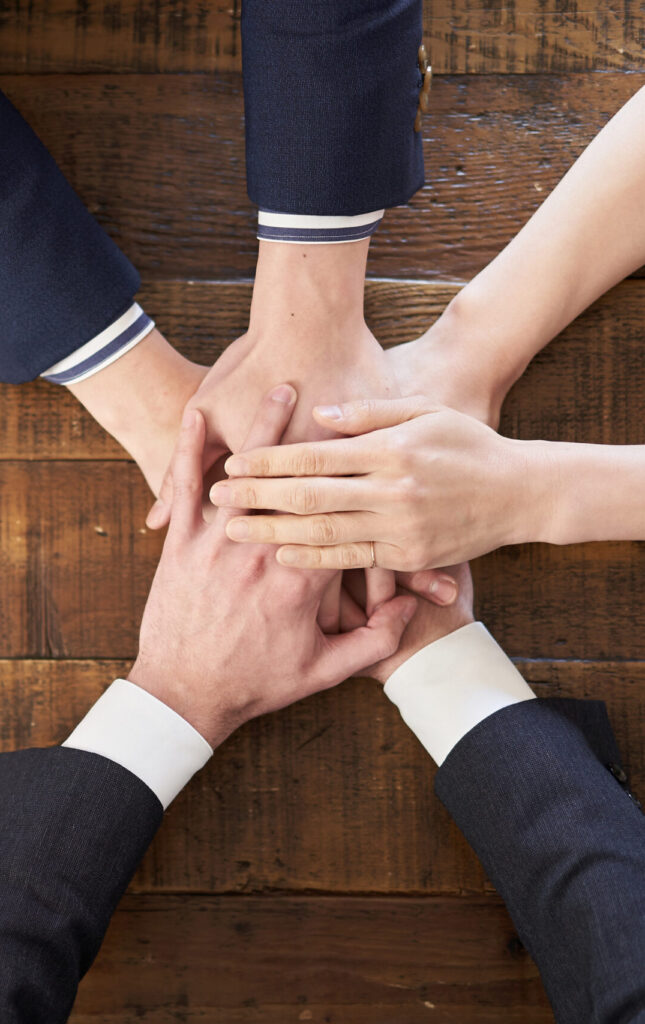 認知科学コミュニケーション講座 asian business person laying hands on the table