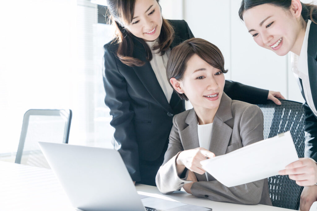 女性管理職・管理職候補の方へ three businesswomen working in the office. positive workplace concept.