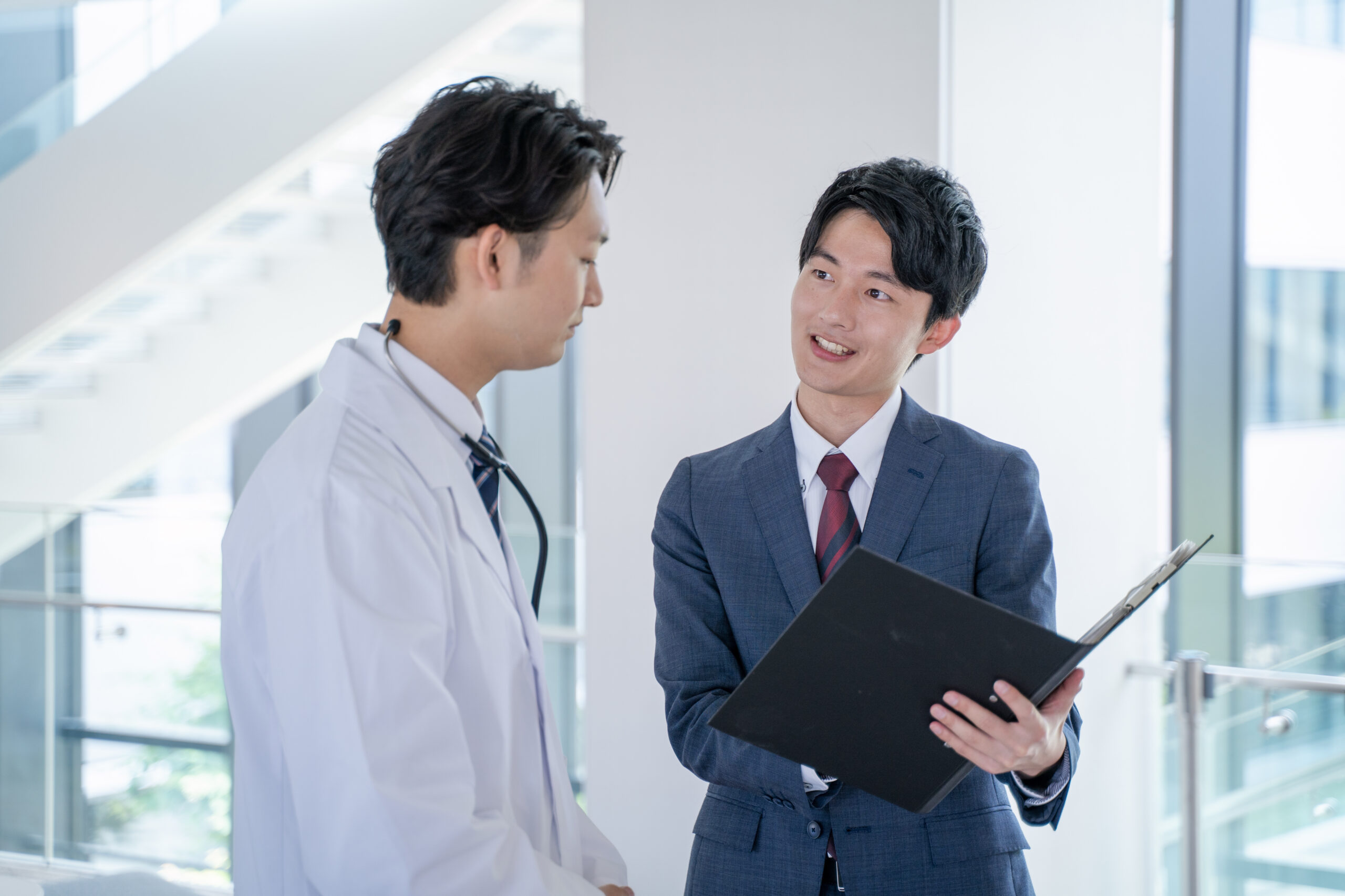 Medical representative and physician in dialogue